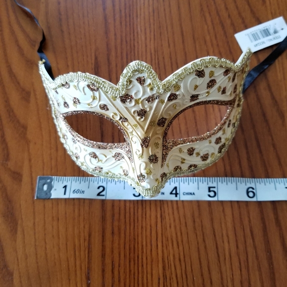 Sparkly new decorative eye masks - Picture 3 of 7